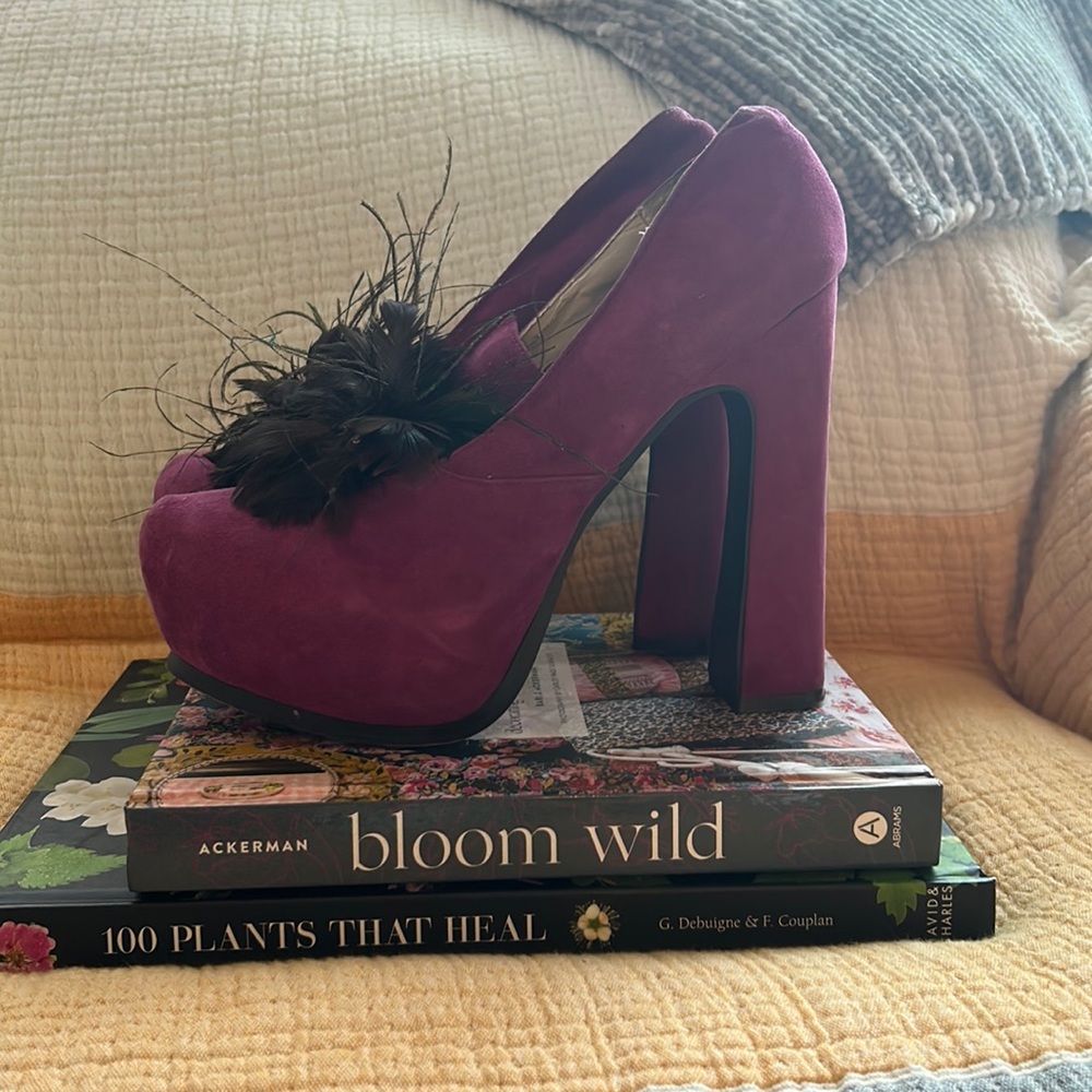 RARE!!! Rare MoJo Moxy peacock feathered fushia platform heels
